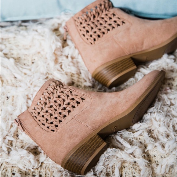 New beautiful braided tan bootie - Picture 2 of 9